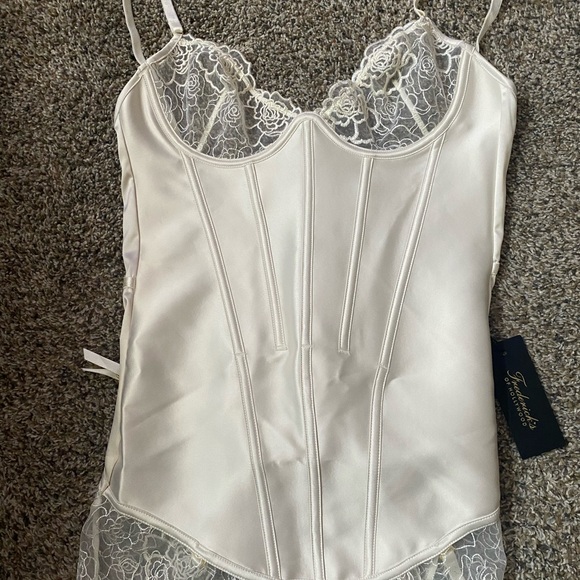 Elegant White Lace Corset Top - Picture 1 of 4